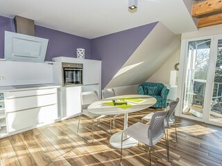 Großer Wohn- und Essbereich mit integrierter Küchenzeile und Balkon