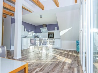 Großer Wohn- und Essbereich mit integrierter Küchenzeile und Balkon