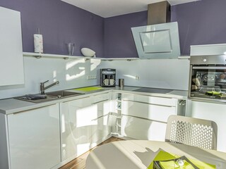 Großer Wohn- und Essbereich mit integrierter Küchenzeile und Balkon