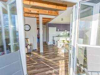 Großer Wohn- und Essbereich mit integrierter Küchenzeile und Balkon