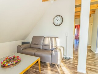 Großer Wohn- und Essbereich mit integrierter Küchenzeile und Balkon