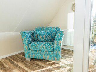 Großer Wohn- und Essbereich mit integrierter Küchenzeile und Balkon