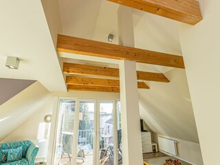 Großer Wohn- und Essbereich mit integrierter Küchenzeile und Balkon