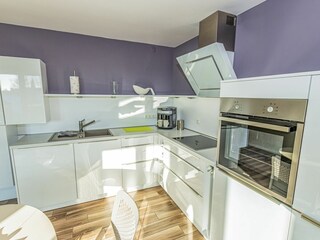 Großer Wohn- und Essbereich mit integrierter Küchenzeile und Balkon