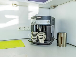 Großer Wohn- und Essbereich mit integrierter Küchenzeile und Balkon