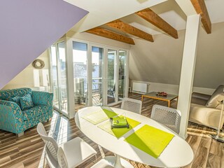 Großer Wohn- und Essbereich mit integrierter Küchenzeile und Balkon