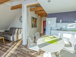 Großer Wohn- und Essbereich mit integrierter Küchenzeile und Balkon