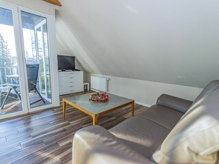 Großer Wohn- und Essbereich mit integrierter Küchenzeile und Balkon