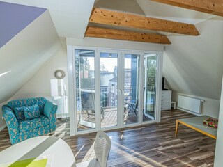 Großer Wohn- und Essbereich mit integrierter Küchenzeile und Balkon