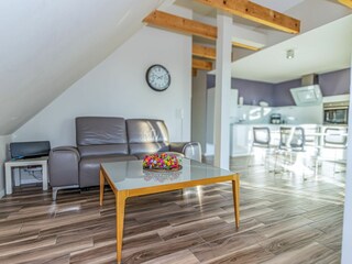 Großer Wohn- und Essbereich mit integrierter Küchenzeile und Balkon