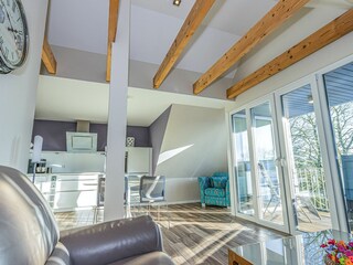 Großer Wohn- und Essbereich mit integrierter Küchenzeile und Balkon