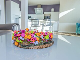 Großer Wohn- und Essbereich mit integrierter Küchenzeile und Balkon