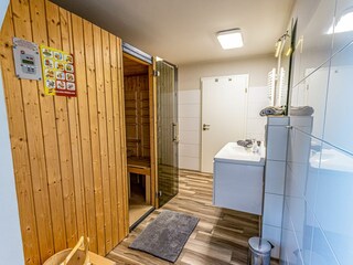 Modernes Badezimmer mit großer Dusche, Sauna und Waschmaschine