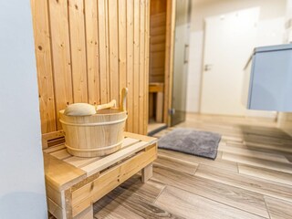 Modernes Badezimmer mit großer Dusche, Sauna und Waschmaschine