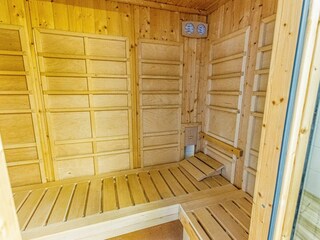 Modernes Badezimmer mit großer Dusche, Sauna und Waschmaschine