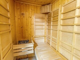 Modernes Badezimmer mit großer Dusche, Sauna und Waschmaschine