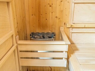 Modernes Badezimmer mit großer Dusche, Sauna und Waschmaschine
