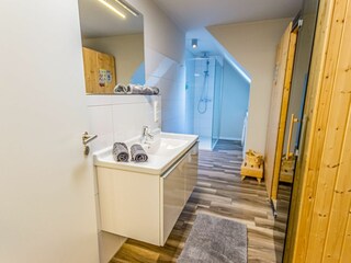 Modernes Badezimmer mit großer Dusche, Sauna und Waschmaschine