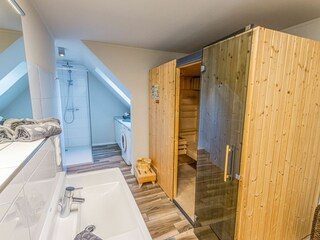 Modernes Badezimmer mit großer Dusche, Sauna und Waschmaschine