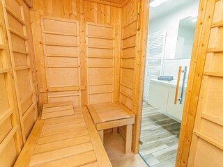 Modernes Badezimmer mit großer Dusche, Sauna und Waschmaschine