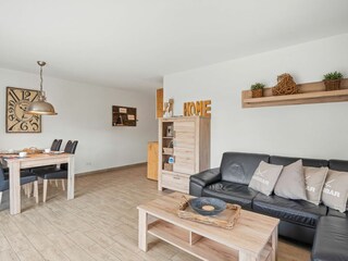 Wohnzimmer mit integriertem Essbereich