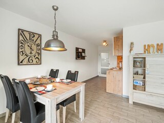 Wohnzimmer mit integriertem Ess- und Küchenbereich