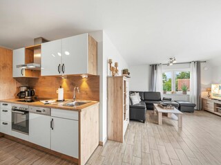 Wohnzimmer mit integriertem Ess- und Küchenbereich