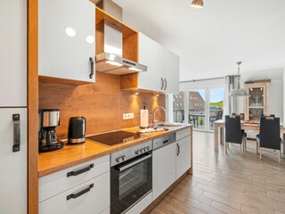 Wohnzimmer mit integriertem Ess- und Küchenbereich