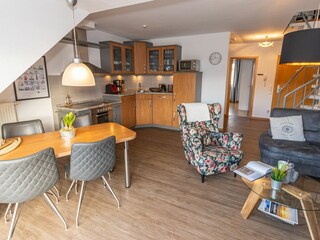 Wohnzimmer mit integriertem Küchenbereich