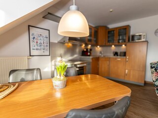 Wohnzimmer mit integriertem Küchenbereich