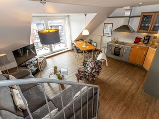 Wohnzimmer mit integriertem Küchenbereich