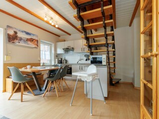 Wohnzimmer mit integriertem Küchenbereich