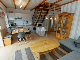 Wohnzimmer mit integriertem Küchenbereich