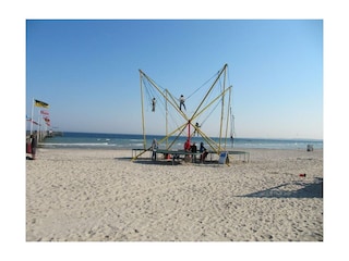Trampolin mit Blick auf das Meer