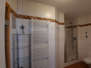 Geräumiges Badezimmer mit Dusche ...