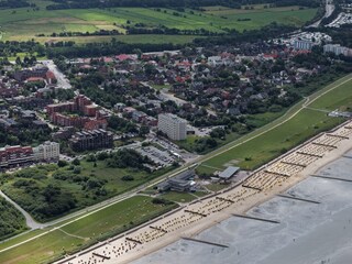 Luftbild des Hauses vor dem kilometerlangen Sandstrand