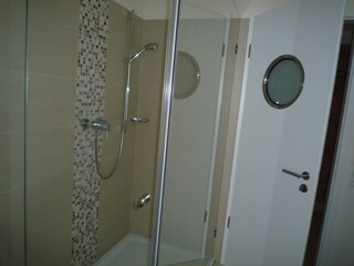 Deck 4, Bad mit Komfortdusche 1.40 x 0,90 m