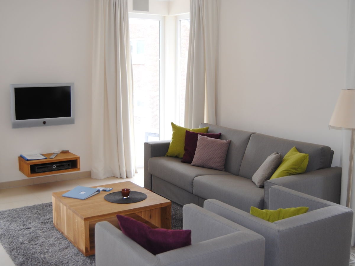 Wohnzimmer mit Loewe TV und Musikanlage