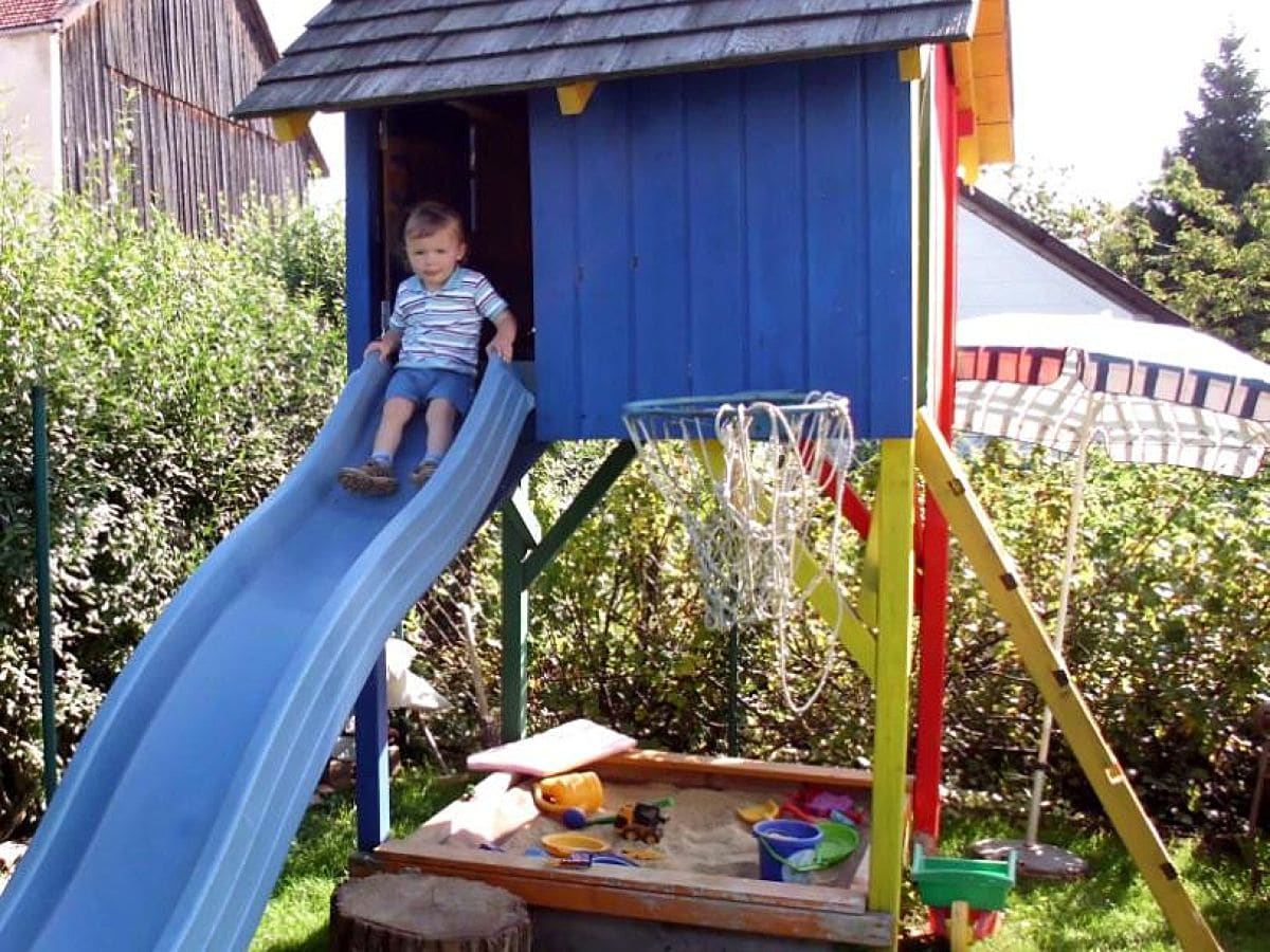 Kinderspielhaus mit Rutsche und Sandkiste