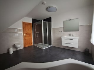 großer, ebenerdiger Dusche.