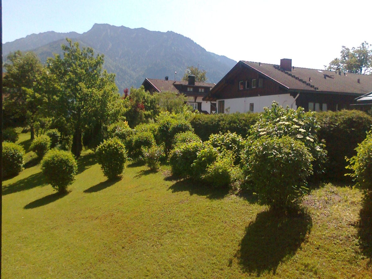 Vom Balkon aus in die Berge schauen