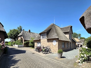 Unmittelbar nebenan das Cafe "Stellys hüs"