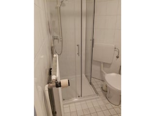 Badezimmer mit großen Einbauschrank