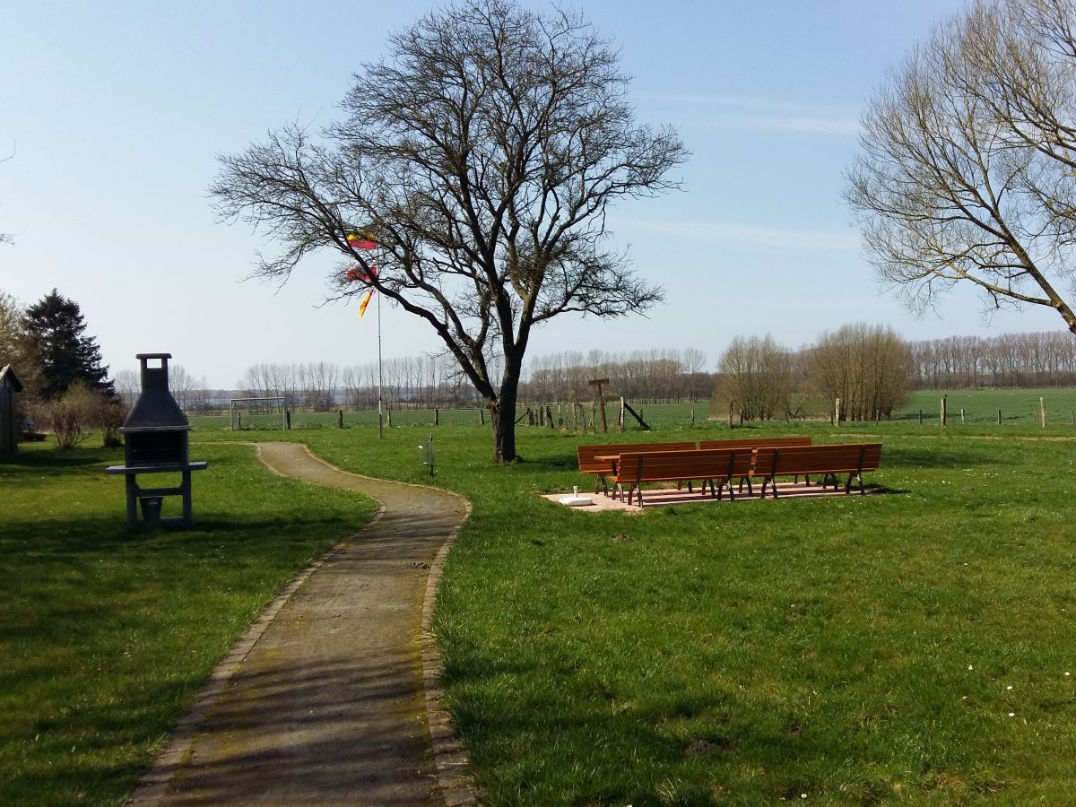 Weg zum Grillplatz, Bolzplatz mit Blick zum Salzhaff