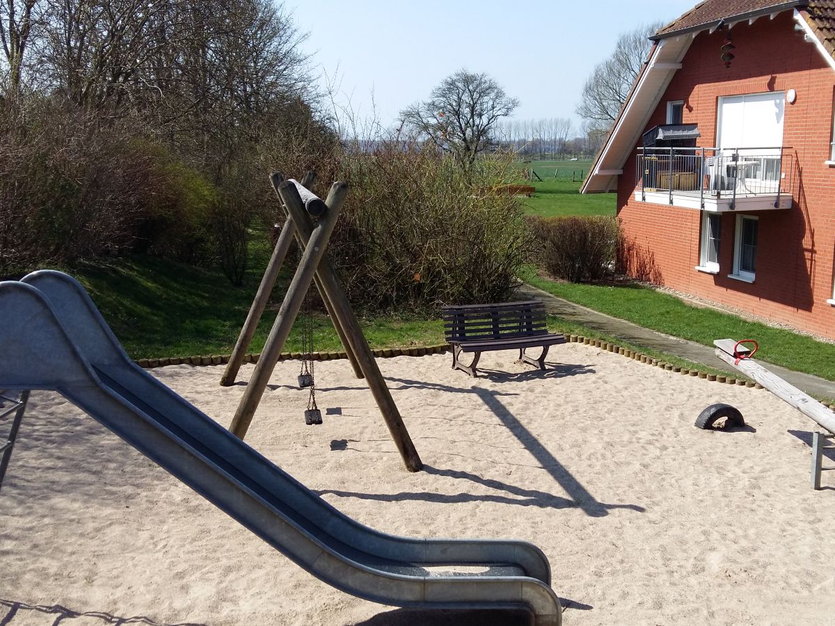 Spielplatz mit Rutsche, Schaukel, Wippe, Spielgeräten