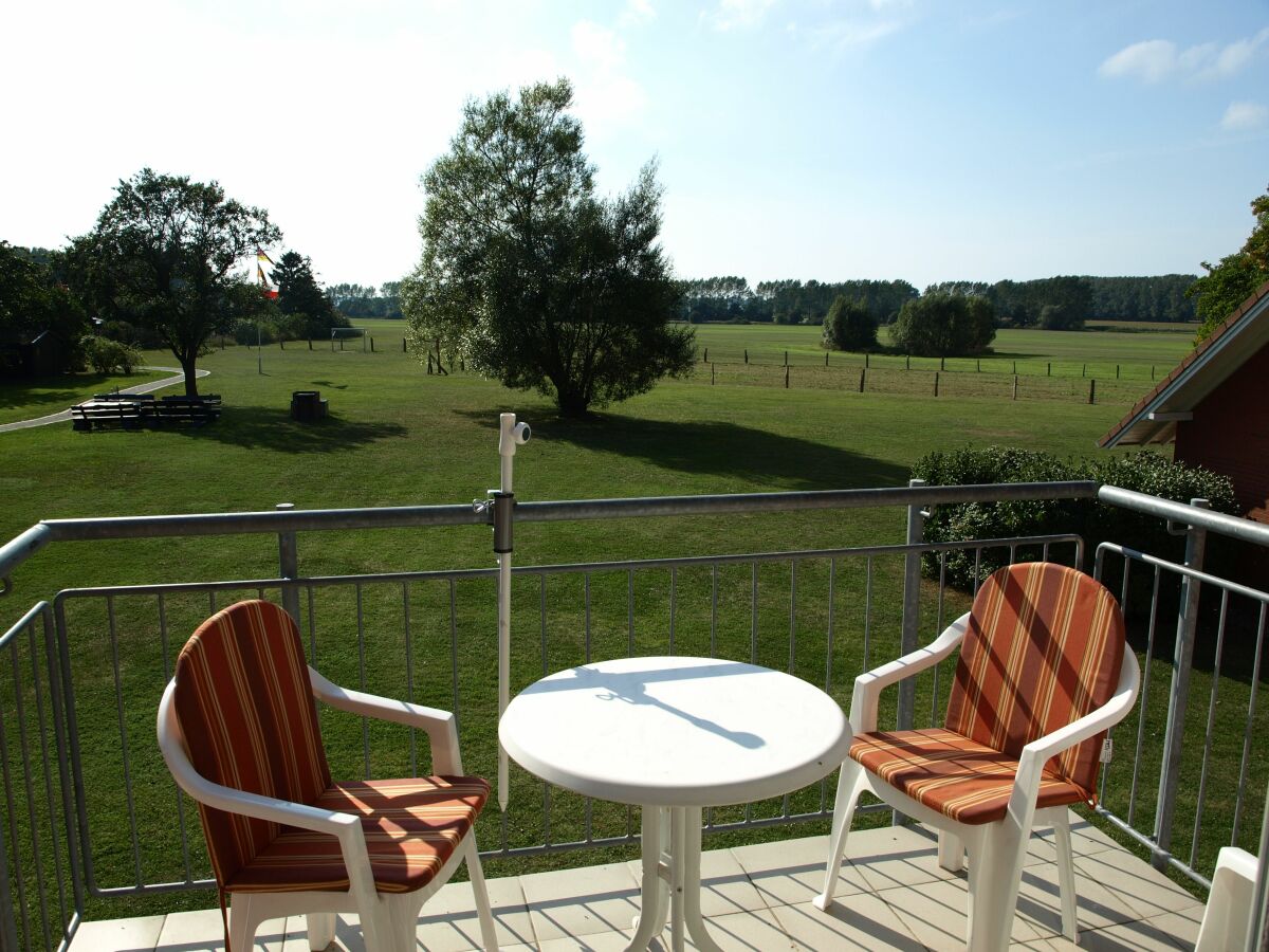 sonniger Balkon mit Blick bis zum Salzhaff