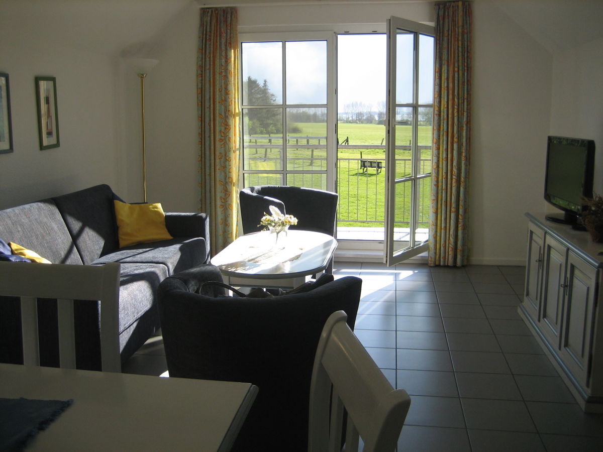 Wohnzimmer mit Balkon und Blick zum Salzhaff (Bsp.)