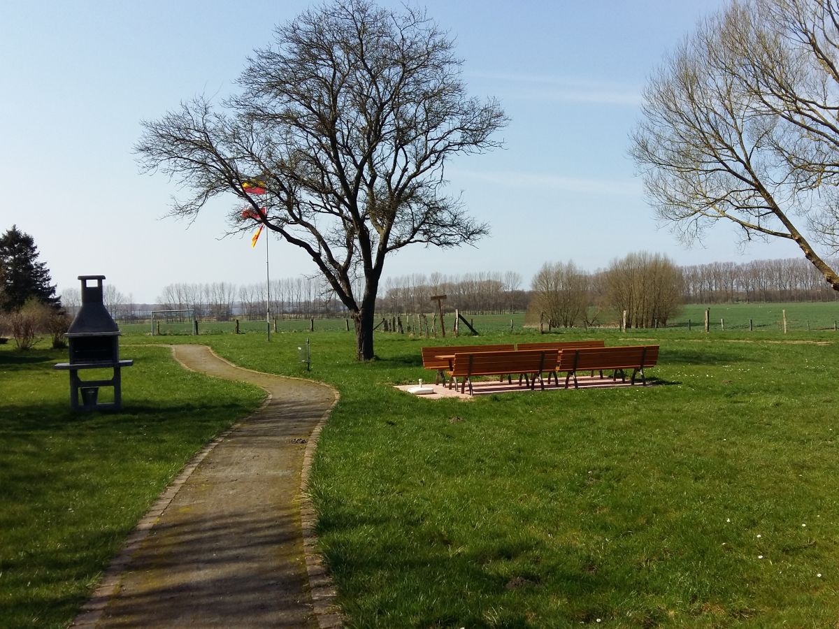 Weg zum Grillplatz, Bolzplatz mit Blick zum Salzhaff