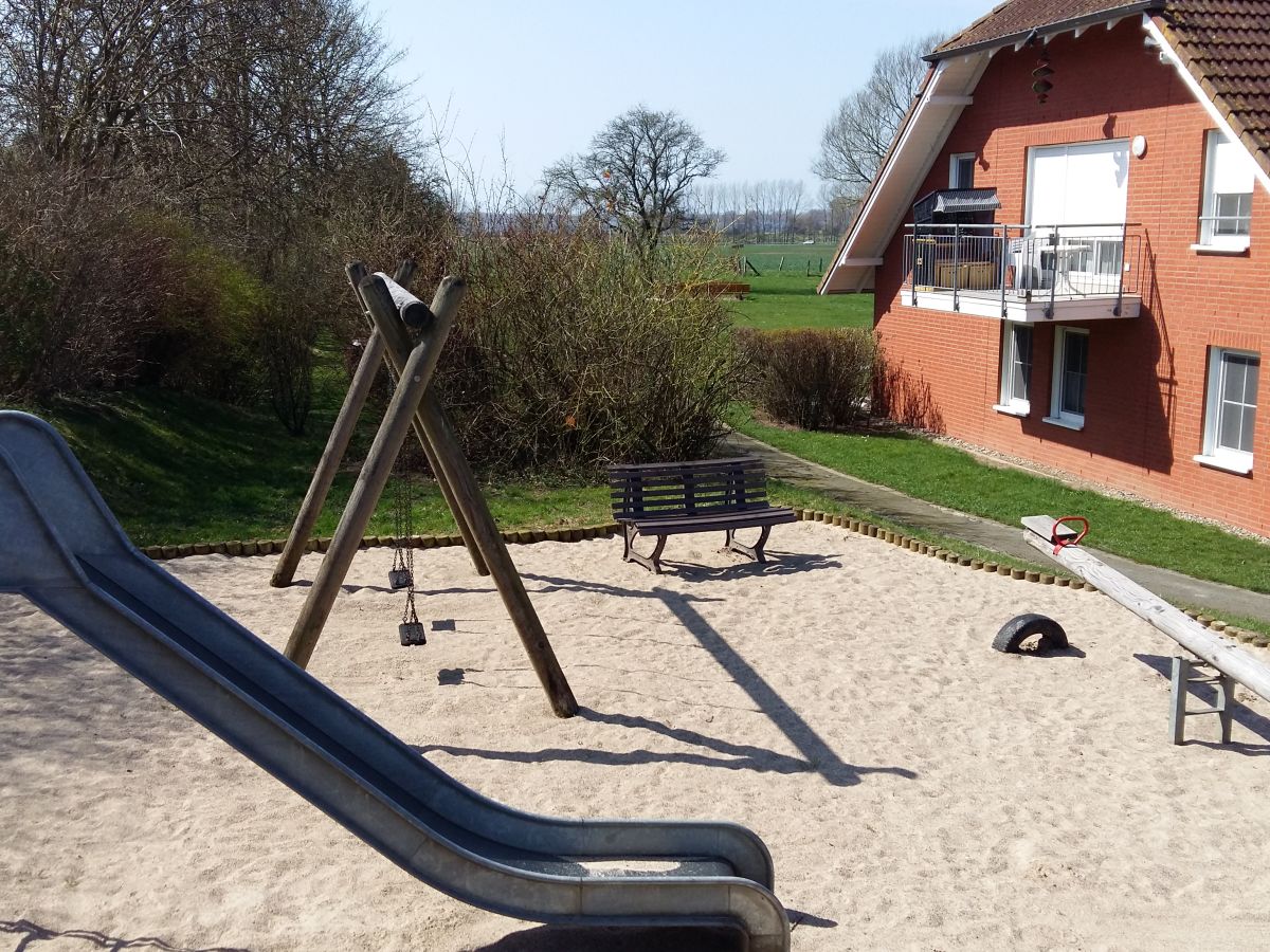 Spieplatz mit Rutsche, Schaukel, Wippe, Spielgeräten