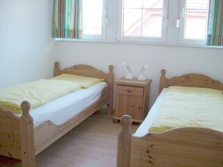 Gemütliches Schlafzimmer mit zwei Einzelbetten